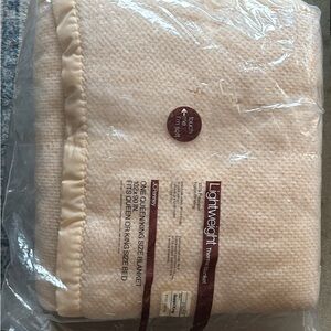JCPenny lightweight, thermal blanket queen/king polyester. Made in the USA.